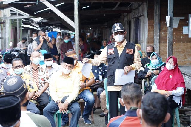 Wujud Kepedulian Korban Lonsor di Tanjung Baru, Bupati HM Wardan Salurkan Bantuan 