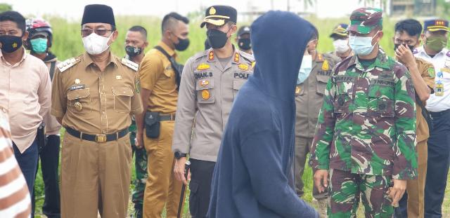 Sanksi Pelanggar Protokol Kesehatan, Bupati Inhil Awasi Pembersihan Makam Covid-19