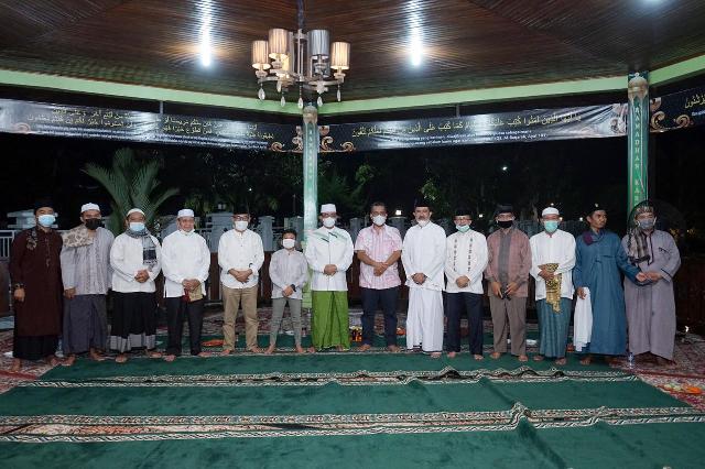Bupati HM Wardan Imami Shalat Tarawih Bersama Kesbangpol Inhil dan Dinas Pariwisata Riau