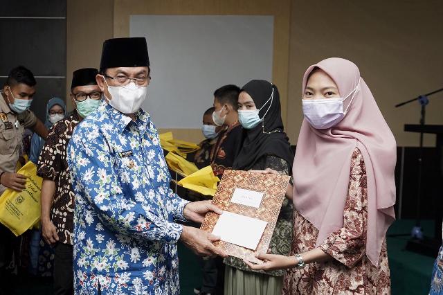 Bupati Inhil Serahkan Hadiah Lomba Foto Kelapa Tajaan SKI