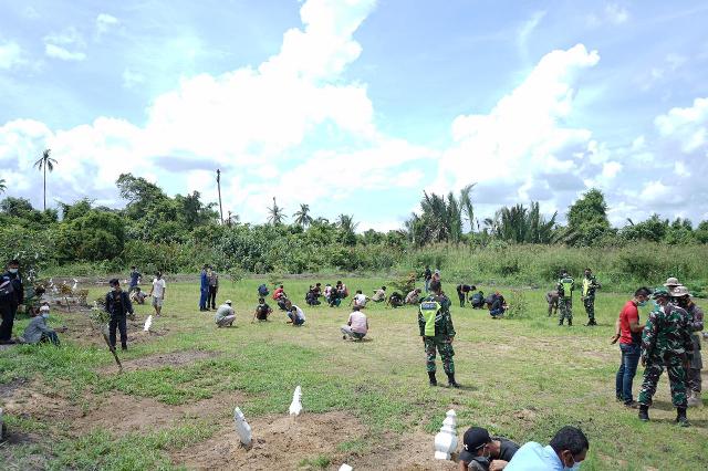 Sanksi Pelanggar Protokol Kesehatan, Bupati Inhil Awasi Pembersihan Makam Covid-19