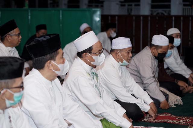 Bupati HM Wardan Imami Shalat Tarawih Bersama Kesbangpol Inhil dan Dinas Pariwisata Riau
