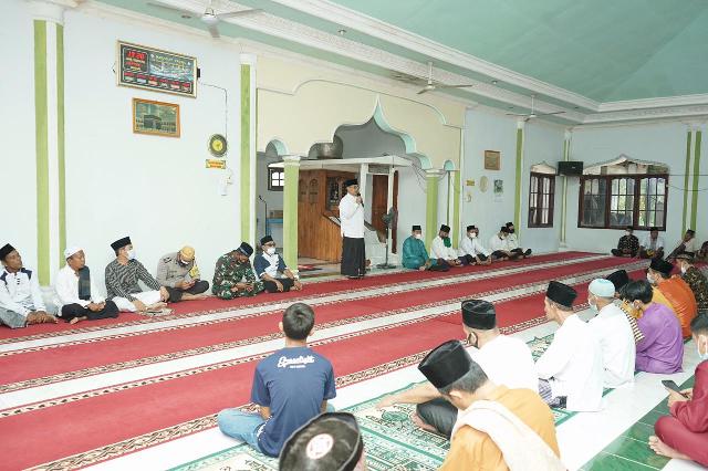 Saat Safari Ramadhan di Kempas, Bupati Inhil Ajak Lawan Covid-19 