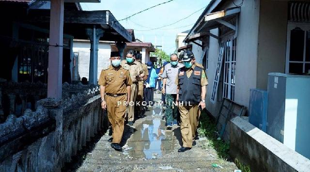 Bupati HM Wardan Serahkan Bantuan Kebakaran di Kantor Lurah Tembilahan Hulu