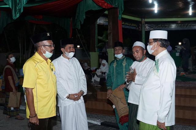 Bupati HM Wardan Imami Shalat Tarawih Bersama Kesbangpol Inhil dan Dinas Pariwisata Riau
