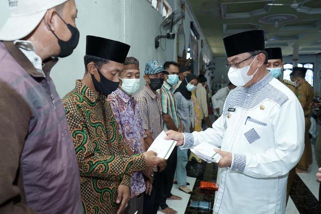 Kunjungan ke Keritang, Bupati Inhil Santuni Anak Yatim