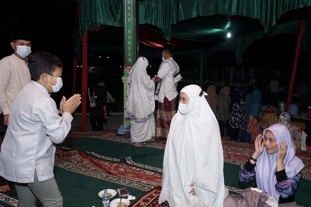 Bupati HM Wardan Imami Shalat Tarawih Bersama Kesbangpol Inhil dan Dinas Pariwisata Riau