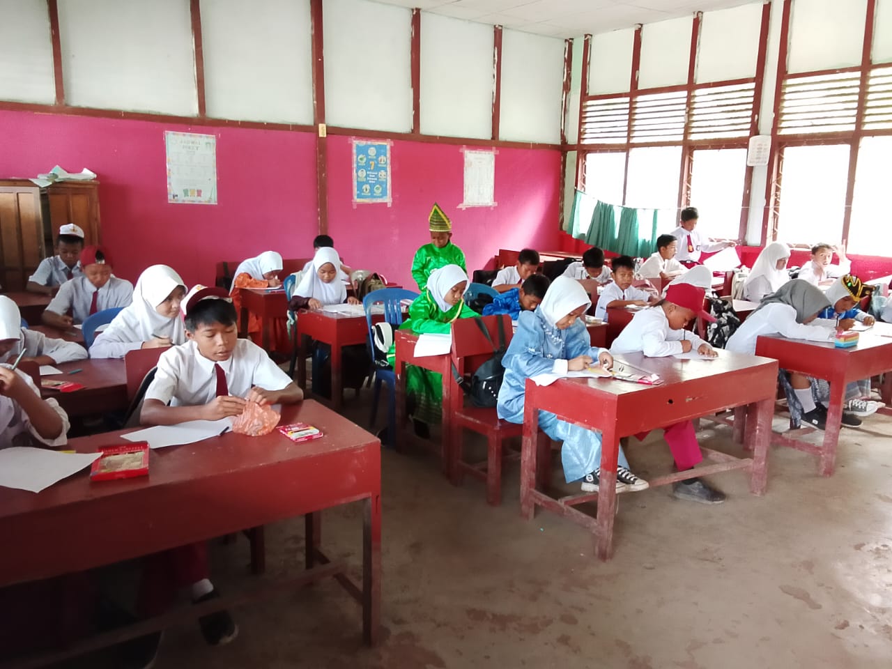 SDN 003 Air Tawar Gelar Upacara Sumpah Pemuda dengan Nuansa Pakaian Adat