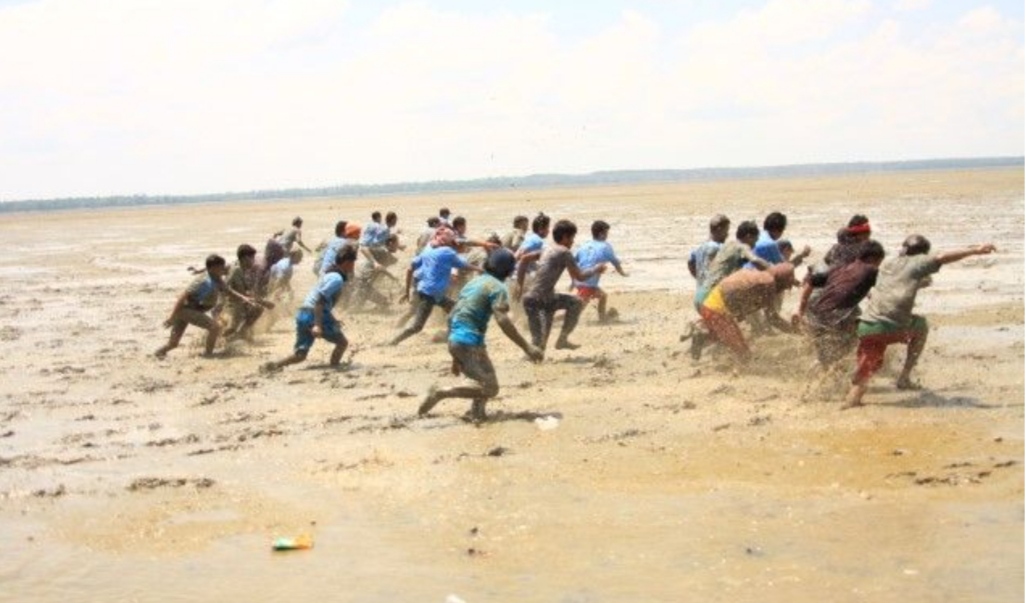 Semaraknya Menongkah Di pantai Bidari Inhil