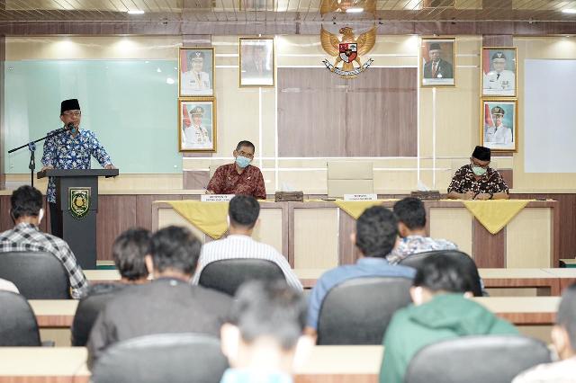 Bupati Inhil Serahkan Hadiah Lomba Foto Kelapa Tajaan SKI