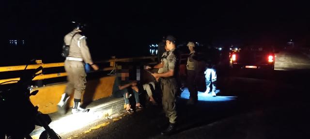 Dapat Informasi Dari FB, Satpol PP Inhil Lakukan Razia Miras di Jembatan Getek