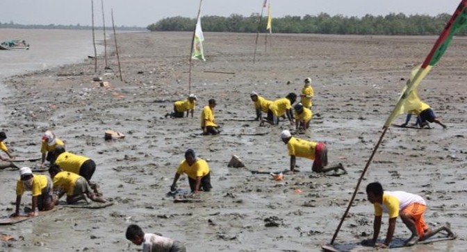 Semaraknya Menongkah Di pantai Bidari Inhil