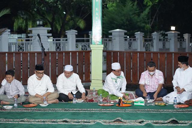Bupati HM Wardan Imami Shalat Tarawih Bersama Kesbangpol Inhil dan Dinas Pariwisata Riau