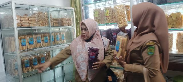 Diskopukm Inhil Lakukan Monitoring Terhadap Pelaku UMKM Produksi Kue Semprong