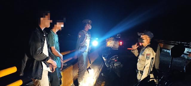 Dapat Informasi Dari FB, Satpol PP Inhil Lakukan Razia Miras di Jembatan Getek
