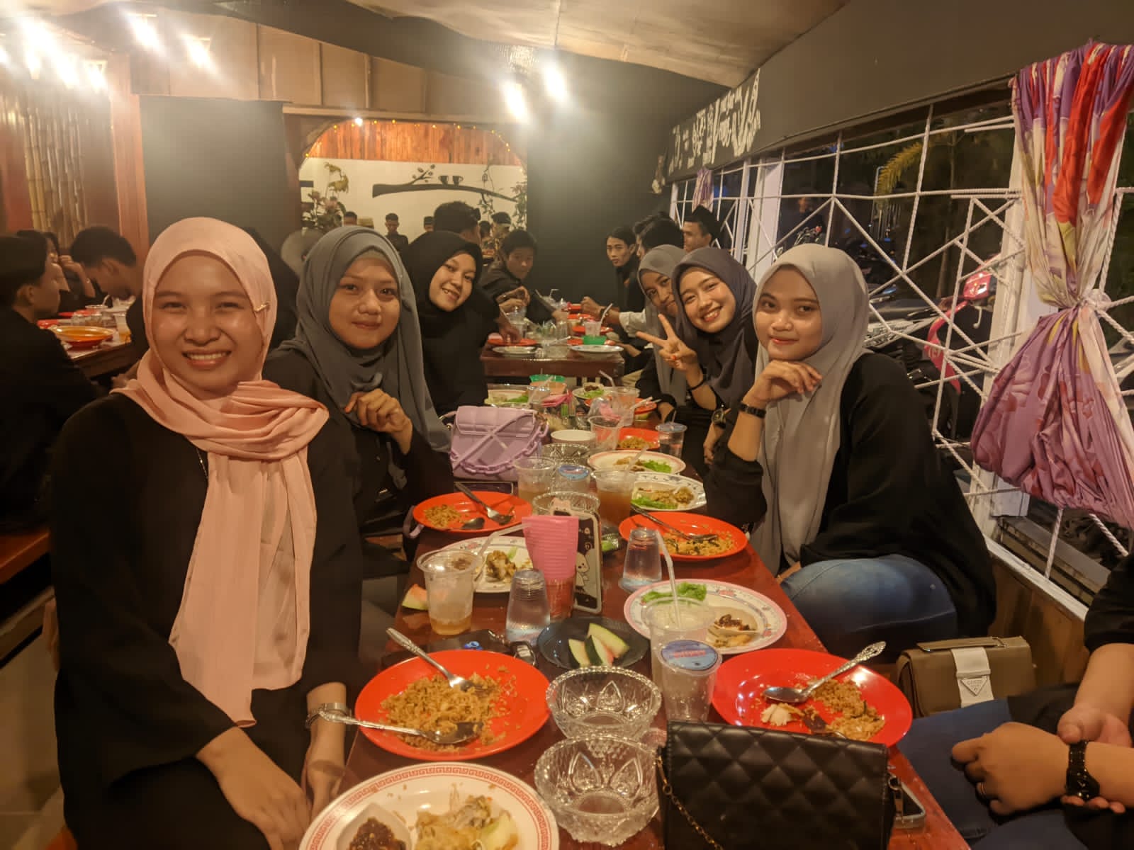 Mr Cafe Tempatnya Bukber Anak Kekinian