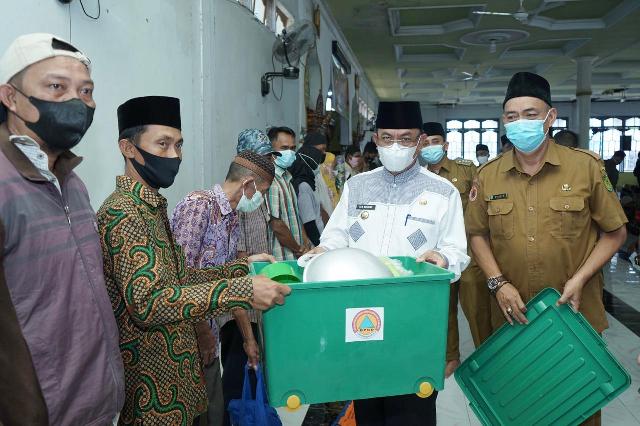 Kunjungan ke Keritang, Bupati Inhil Santuni Anak Yatim