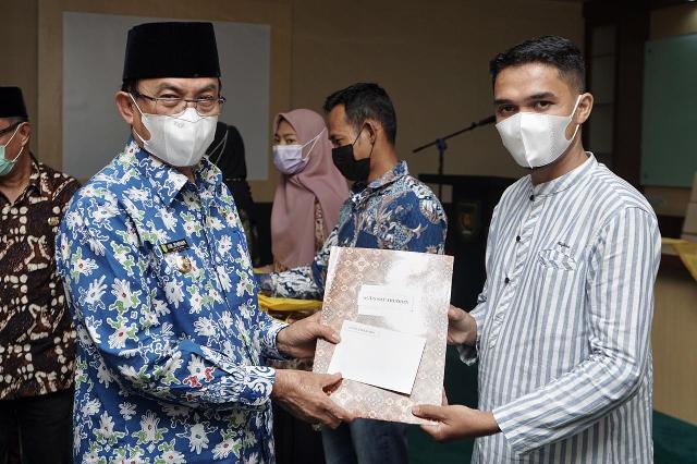 Bupati Inhil Serahkan Hadiah Lomba Foto Kelapa Tajaan SKI