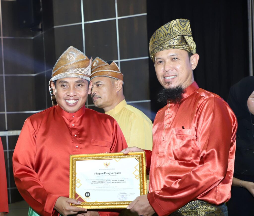 Kepala DPMPTSP Haryono Terima Penghargaan SAKIP di Malam Resepsi Milad Inhil ke-59 Tahun 2024