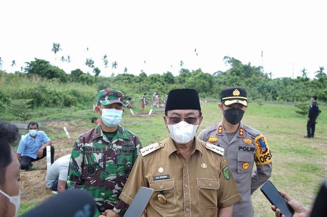 Sanksi Pelanggar Protokol Kesehatan, Bupati Inhil Awasi Pembersihan Makam Covid-19