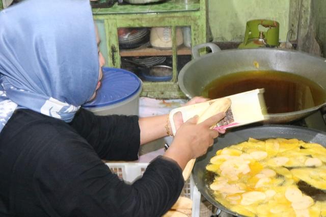 Lakukan Monitoring dan Pembinaan, Diskopukm Inhil Sambangi Tempat Produksi Keripik Pisang Willia 