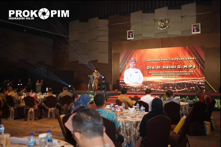 Kepala DPMPTSP Inhil Dampingi Bupati HM Wardan Terima Penghargaan Riau Investment Award 2023
