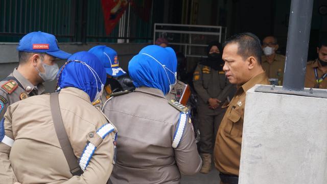 Tegakkan Aturan, Satpol PP Inhil Lakukan Razia Terhadap Pegawak Saat Jam Efektif Kerja