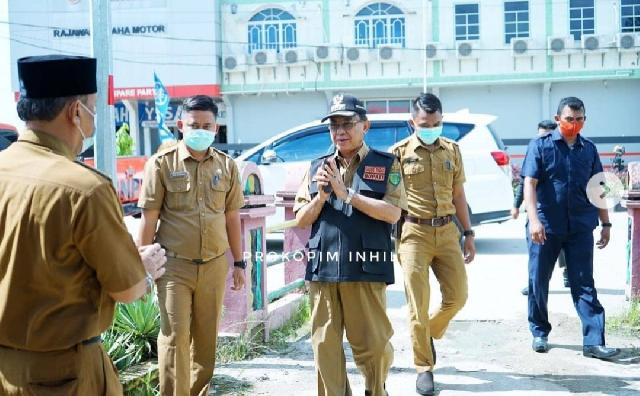 Bupati HM Wardan Serahkan Bantuan Kebakaran di Kantor Lurah Tembilahan Hulu