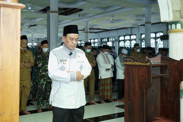 Kunjungan ke Keritang, Bupati Inhil Santuni Anak Yatim