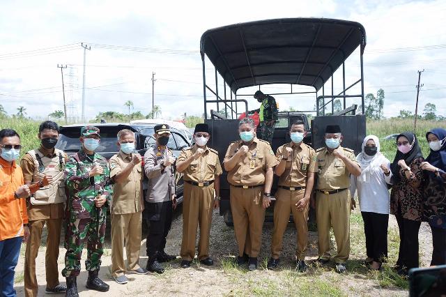 Sanksi Pelanggar Protokol Kesehatan, Bupati Inhil Awasi Pembersihan Makam Covid-19