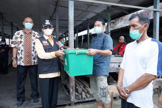 Wujud Kepedulian Korban Lonsor di Tanjung Baru, Bupati HM Wardan Salurkan Bantuan 
