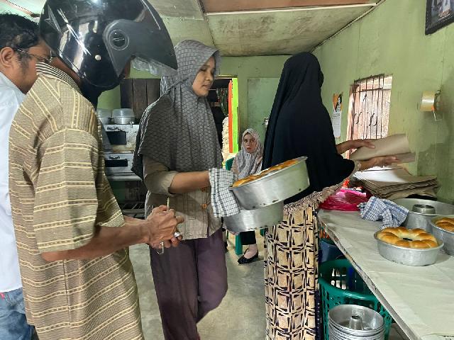 Penjualannya Telah Sampai ke Berbagai Kota, Diskopukm  Inhil Tinjau UMKM Roti Bakar Warga Tembilahan Ini...