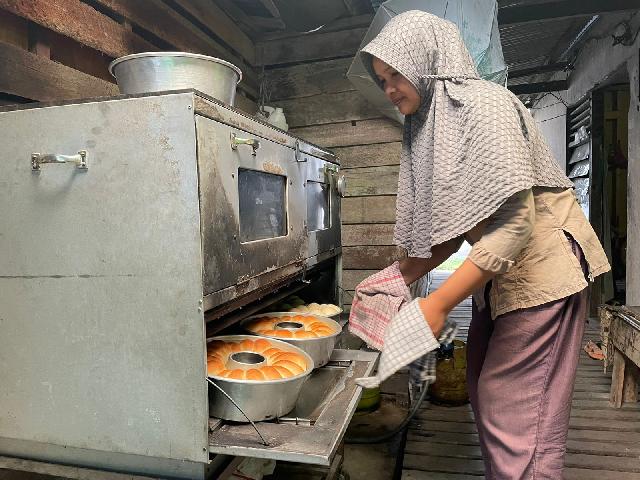 Penjualannya Telah Sampai ke Berbagai Kota, Diskopukm  Inhil Tinjau UMKM Roti Bakar Warga Tembilahan Ini...