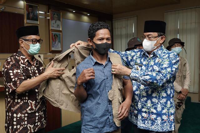 Bupati Inhil Serahkan Hadiah Lomba Foto Kelapa Tajaan SKI
