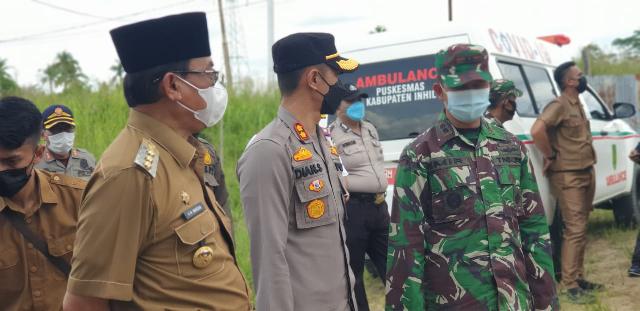 Sanksi Pelanggar Protokol Kesehatan, Bupati Inhil Awasi Pembersihan Makam Covid-19