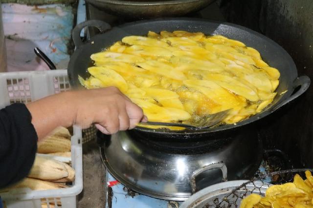 Lakukan Monitoring dan Pembinaan, Diskopukm Inhil Sambangi Tempat Produksi Keripik Pisang Willia 