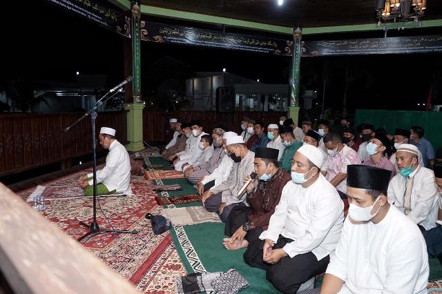 Bupati HM Wardan Imami Shalat Tarawih Bersama Kesbangpol Inhil dan Dinas Pariwisata Riau