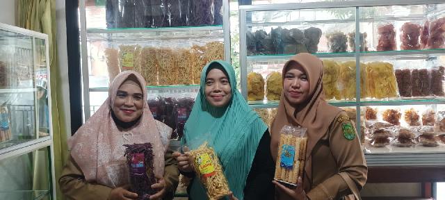 Diskopukm Inhil Lakukan Monitoring Terhadap Pelaku UMKM Produksi Kue Semprong